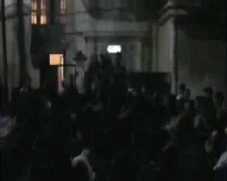 فري برس حمص مسائية حي الخالدية على باب اهل الشهيد علي حنكش الذي استشهد اليوم على يد قوى الأمن 4 1 2012