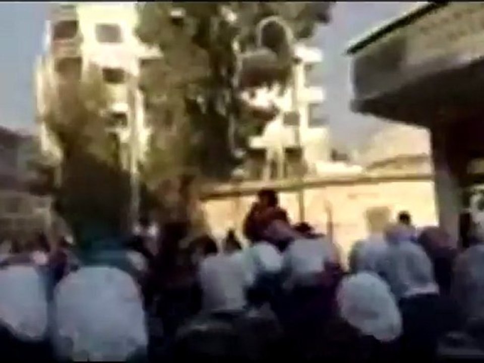 فري برس   معضمية الشام مظاهرة أحراروحرائر المدينة لطلب الإفراج عن المعتقلين ونصرة لكافة المناطق المحاصر 04 01 2012 ج6
