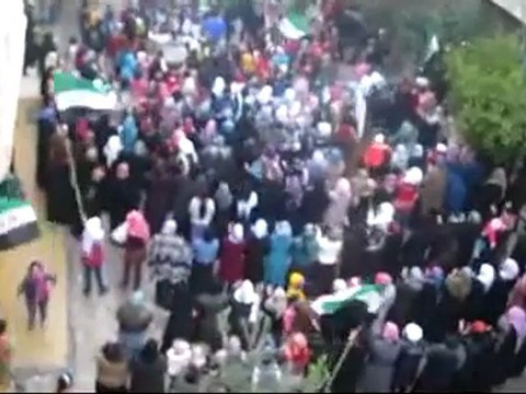 فري برس حمص المحتلة حرائر الوعر وطفلة تقود المظاهرة 5 1 2012 ج3
