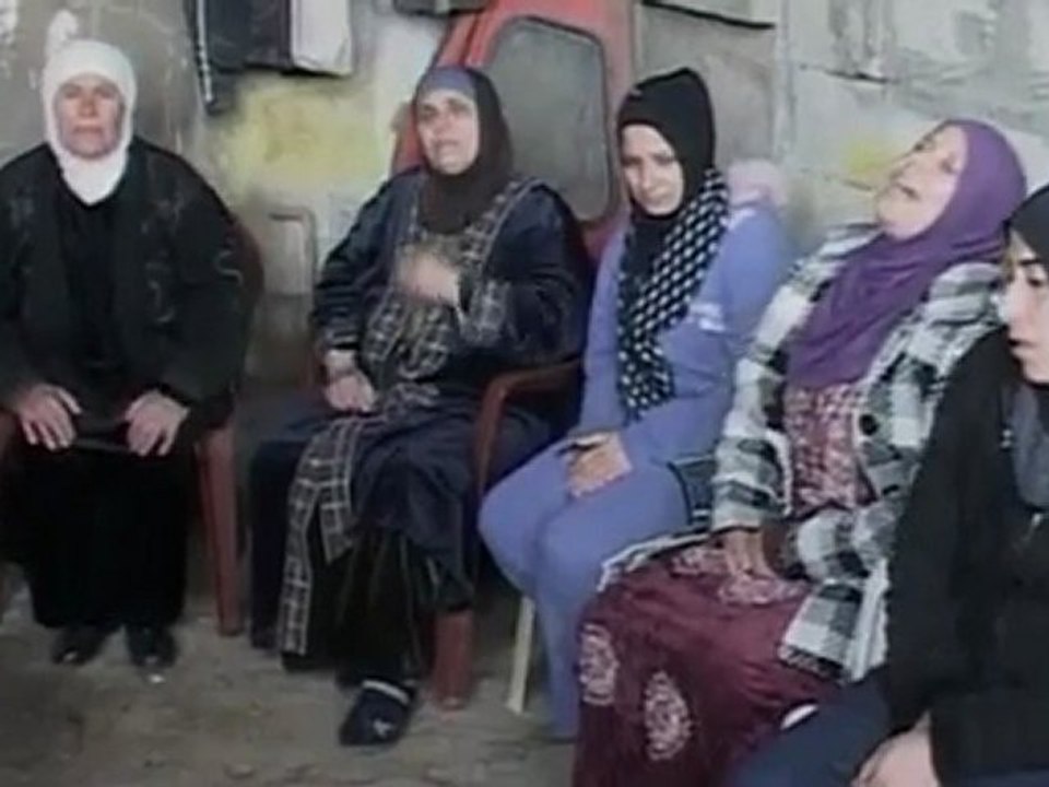 Syria blast kills 14, more defect from army.
