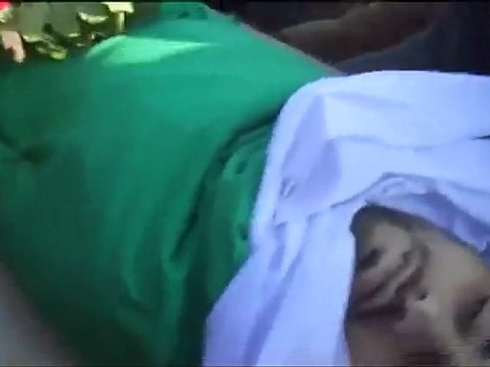 فري برس   غوطة دمشق  سقبا لحظة إدخال الشهيد إلى قبره 7 1 2012