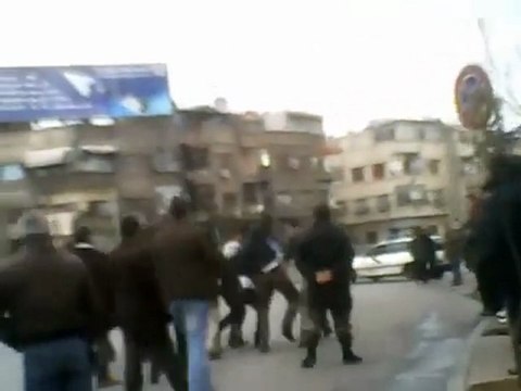فري برس اعتقال شابين بشكل همجي في محيط جامع الرفاعي دمشق 6 1 2012