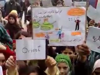 فري برس   حماة كرناز مظاهرة أبناء الشهداء 8 1 2012