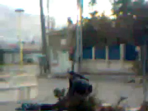 فري برس سحب جثة الشهيد علي مصطفى برهان بعد قنصه في رأسه 8 1 2012