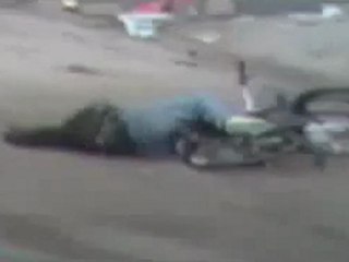 فري برس   حمص قنص رجل في شارع الستين 9 1 2012