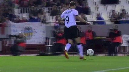 Roberto Soldado tire sur un photographe