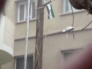 فري برس   رفع علم الاستقلال في شوارع داريا 10 1 2012