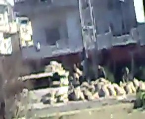 فري برس   حمص كرم الشامي لحظة وضع أكياس الرمل لإقامة حاجز جديد 10 1 2012