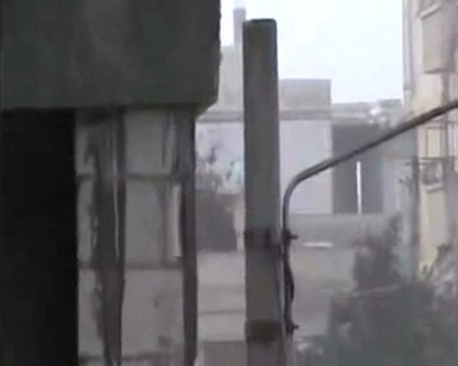 فري برس   حمص حي الخالدية اطلاق نار من الحواجز المحيطة بتجاه الحي صباح يوم الأريعاء 11 1 2012