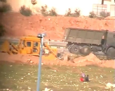 فري برس حفر الخنادق حول حماة 11 1 2012