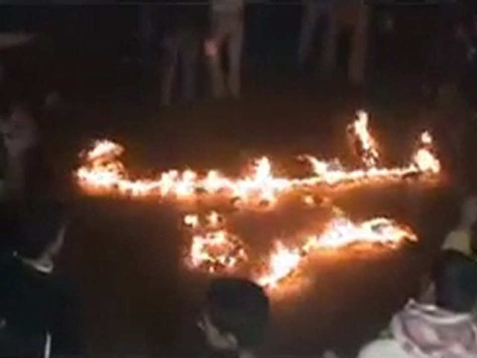 فري برس   حمص تلبيسة مظاهرة مسائية رائعة و كتابة تلبيسة حرة بالنار 11 1 2012