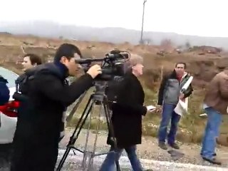 فري برس   هااام اسقبال الصحفيين والحقوقيين لقافلة الحرية باص اتحاد شباب سورية الحدود السورية 12 1 2012