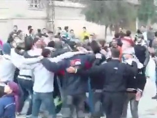 فري برس   حماه القصور إعادة تجمع المتظاهرين بعد تفريقهم 13 1 2012