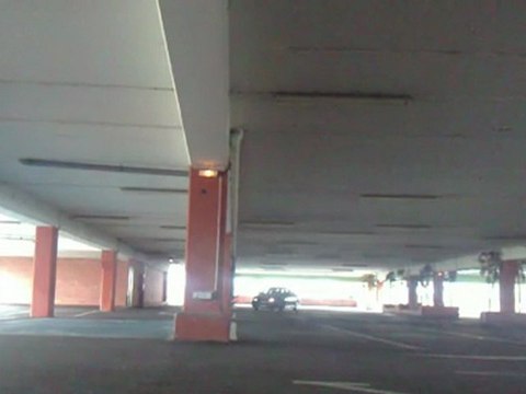 silencieux 406 coupé 2.2 16v SUPERSPRINT dans un parking couvert