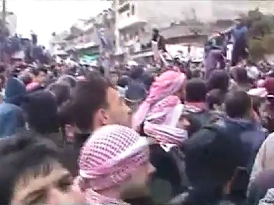 فري برس   إدلب معرة النعمان استقبال لجنة المراقبين العرب 15 1 2012