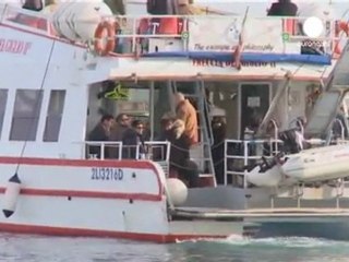 Concordia : rechercher les disparus ou pomper le fuel ?