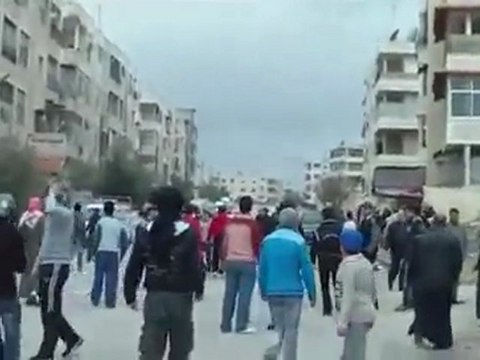 فري برس حماه القصور نصب الحواجز لمنع دخول الأمن 13 1 2012