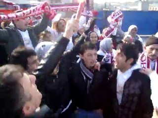 Sivasspor Taraftarından Mecnun Otyakmaz'a Destek ve Doğumgünü Kutlaması