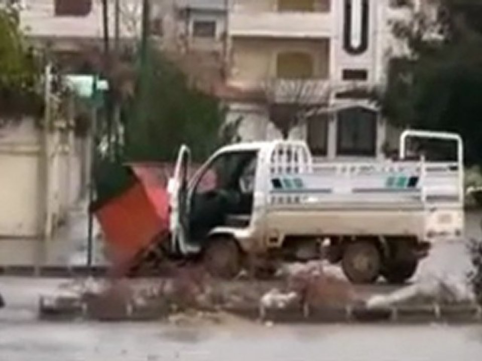 فري برس   حمص باباعمرو اصابة السائق واصابة الامراة وهم يقطعون الطريق 15 1 2012