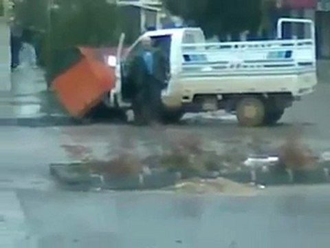 فري برس باباعمرو إطلاق النار على جريح ولانستطيع الوصول إليه 15 1 2012