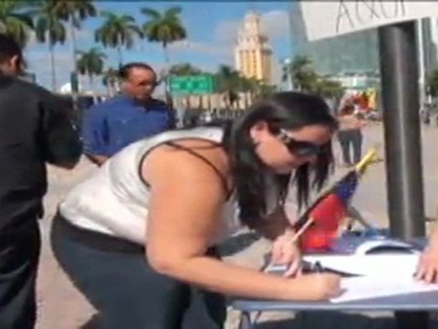 Cientos de venezolanos exigen la reapertura del consulado de Florida
