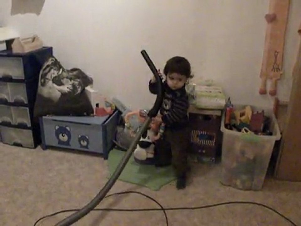 Marwane passe l'aspirateur