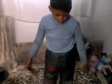 فري برس   حمص حي الرفاعي مقابلة مع الطفل الذي قصف منزله وأصيبت 17