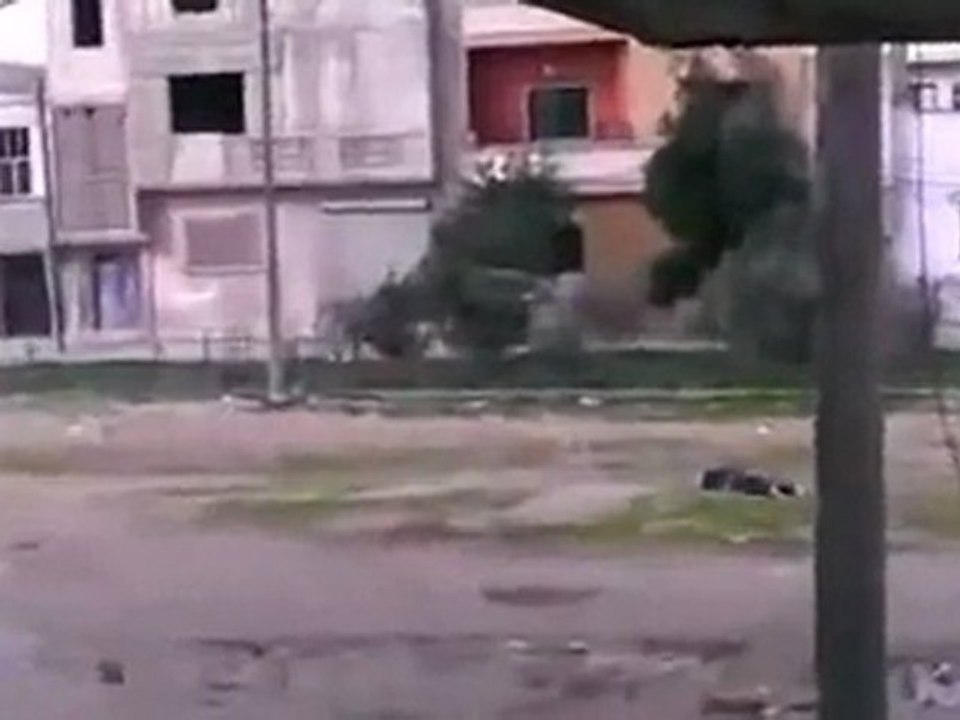 فري برس   حي الرفاعي قنص رجل لا احد يستطيع الوصل إليه بسبب القناص