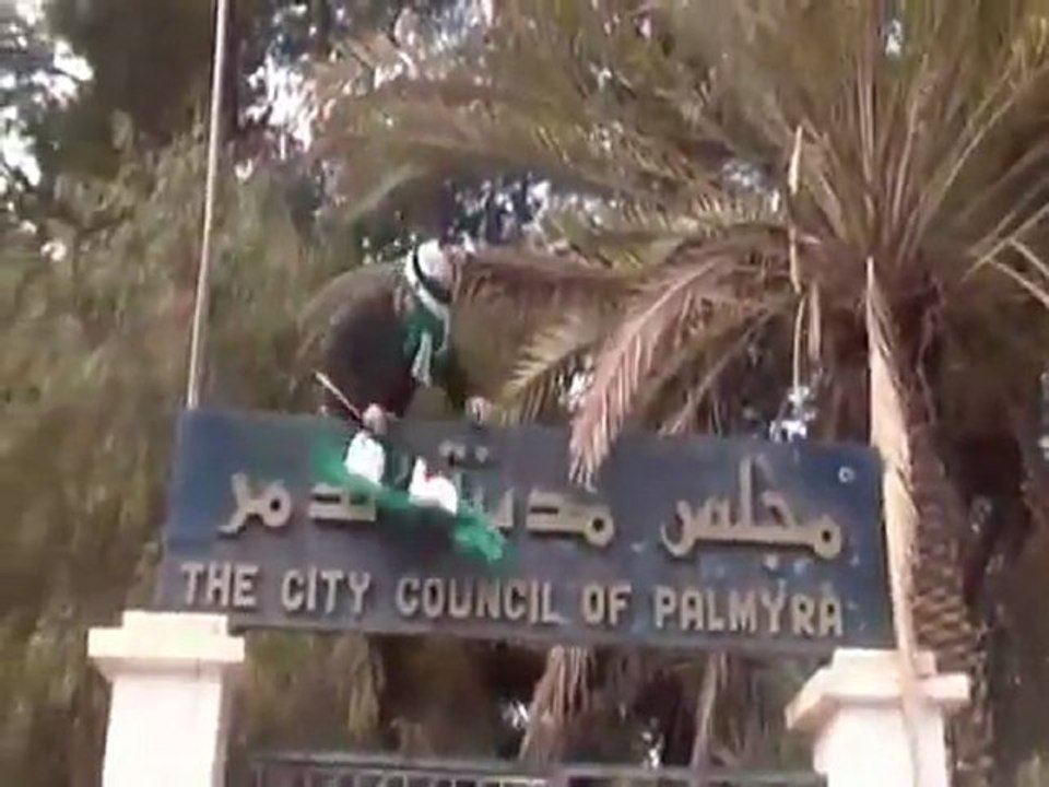 فري برس   حمص تدمر رفع علم الاستقلال على مدخل البلدية 18 1 2012