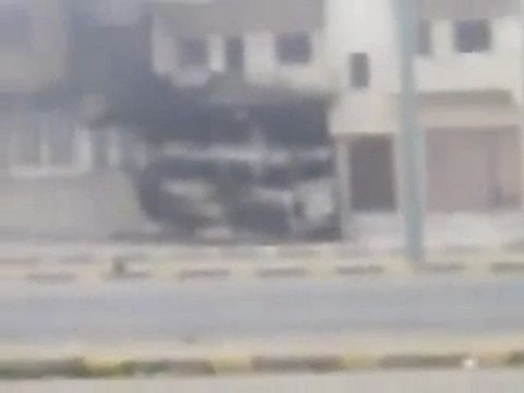 فري برس حمص حي عشيرة استهداف باص نقل من قبل الجيش الاسدي22 1 2012