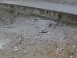 فري برس   حمص حي عشيرة قصف المنازل بالدبابات التي يزعم النظام بانه سحبها من الشوارع ‫22 1 2012