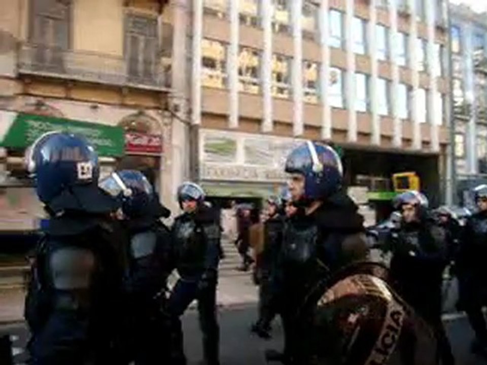 Marcha dos indignados Confrontos com grupo de nacionalistas resulta em um ferido ligeiro