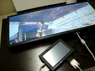 32インチハーフ2分の3液晶モニターでデジタルサイネージ