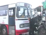 Belediye Otobüsü ile Kamyonun  Çarpıştı