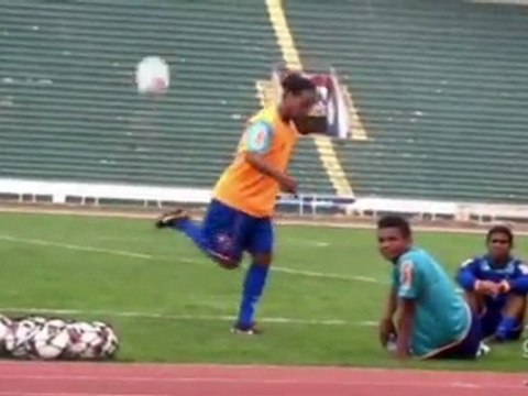 Ronaldinho n'a rien perdu de sa technique !