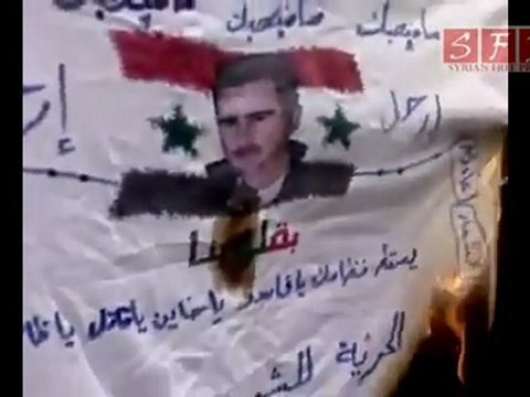 حرق صورة بشار اللاذقية جمعة حرائر سوريا 13-5-2011