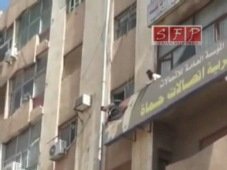 حماة تمزيق صورة الطاغية في جمعة العشائر 10-6-2011