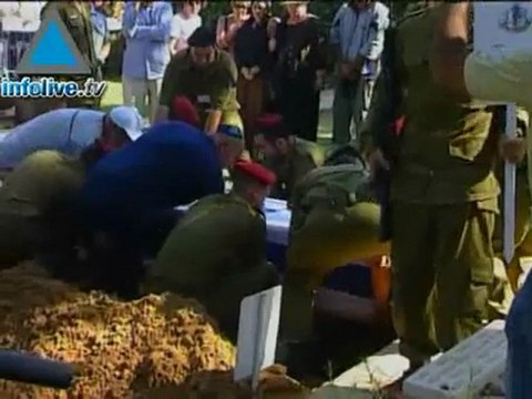 Celebrated Israeli Author Snubs Olmert at Prize Giving Ceremony