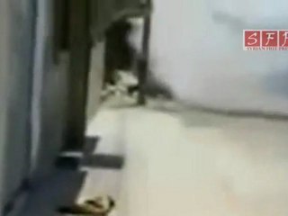 الهجوم على المتظاهرين بالدبابات   باباعمرو، جمعة ارحل 1 7 2011