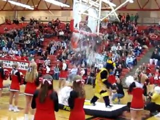 La mascotte de l'équipe pulvérise le panier de verre