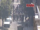 ‫قوات الأمن والشبيحه تعتقل أحد المتظاهرين في حماه 5 7 2011