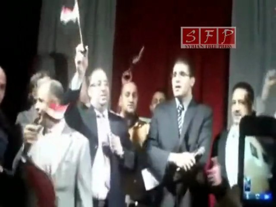 محمد العبد الله يغني يا بشار طز فيك و طز بيلي بحييك