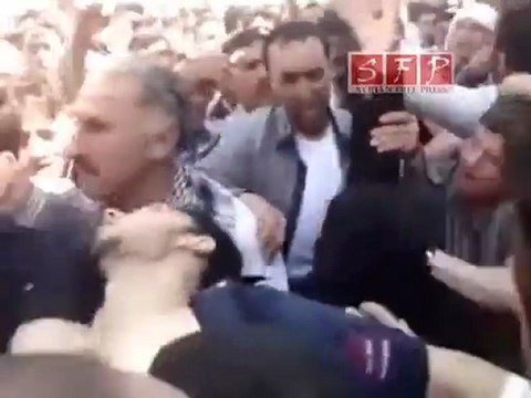 ادلب مؤثر والدة الشهيد محمد عيسى تودع ابنها 15-7-2011