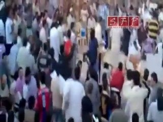 ادلب معرةحرمة السوري يرفع ايده بشار ما منريده 19-7-2011