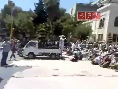 حماة صلاة الجمعة في ساحة العاصي جمعة صمتكم يقتلنا 29-7-2011