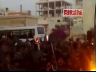 درعا  قوات الأمن تروع الآمنين و تستفزهم لكن نحن الله معنا 4 8 2011