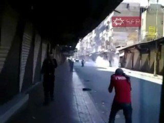 فري برس   دوما  الثوار يتسابقون لوقف مفعول القنابل الغازية 2 9 2011