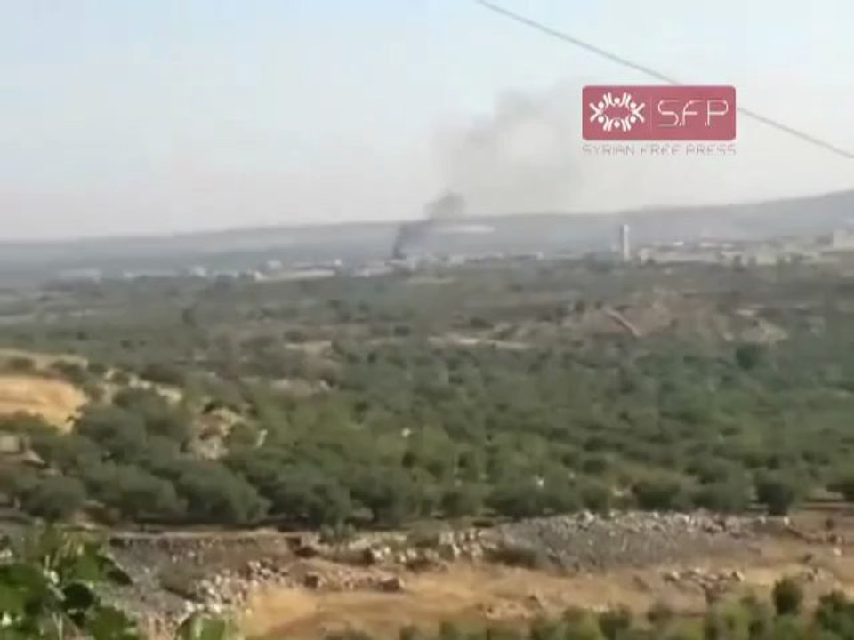 فري برس   ادلب   جبل الزاوية    الدخان يتصاعد من قرية ابلين 8 9 2011