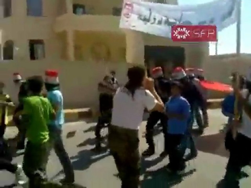 فري برس   ادلب   النيرب   الطلاب في احد اسقاط التدريس البعثي 18 9 2011