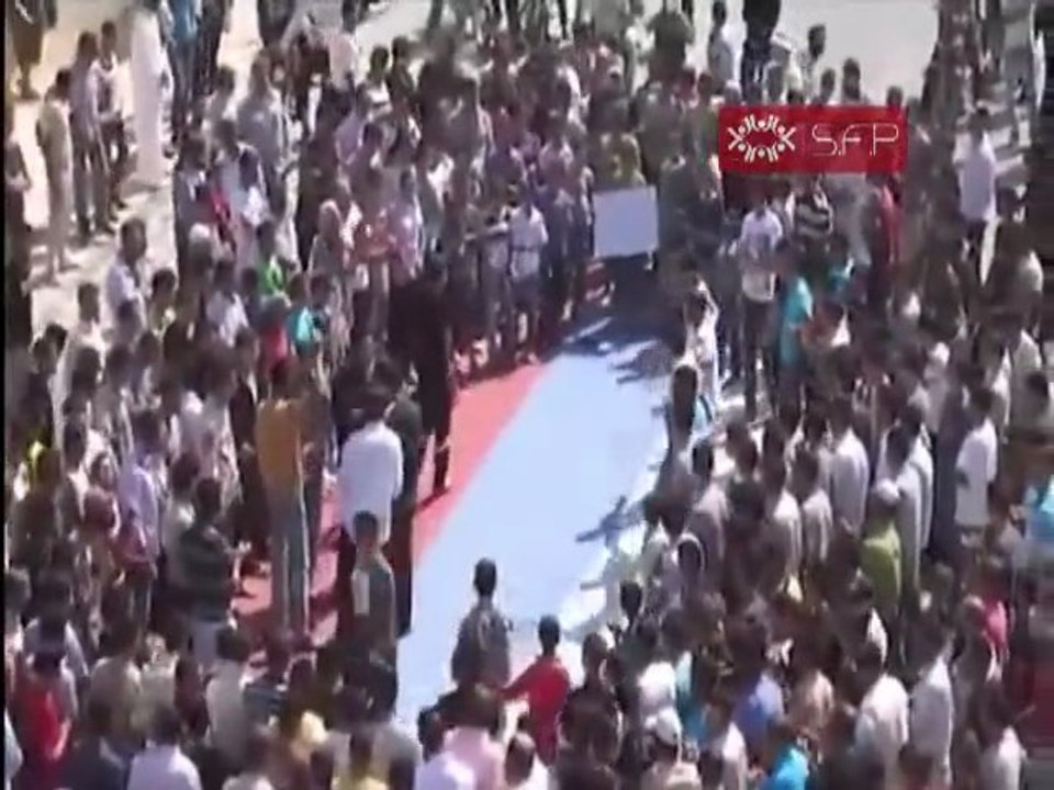 فري برس   أهالي خربة غزالة يدوسون العلم الروسي في جمعة النصر لشامنا ويمننا 30 9 2011